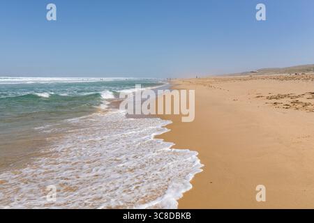Spiaggia e surf a Mimizan-Plage, Francia, in una calda giornata estiva Foto Stock