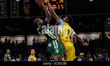 Edmonton, Canada. 3 agosto 2025. (34) Tevian Jones dei Saksatchewan Rattlers è bloccato da (7) Chris Smith nell'azione CEBL della stagione regolare presso l'Edmonton Expo Centre. Credito: SOPA Images Limited/Alamy Live News Foto Stock