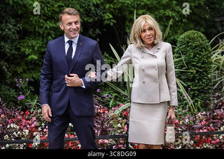 Il presidente francese Emmanuel Macron e la moglie Brigitte camminano su Downing Street, Londra, durante una visita di Stato nel Regno Unito Foto Stock
