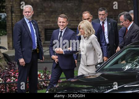 Il presidente francese Emmanuel Macron e la moglie Brigitte camminano su Downing Street, Londra, durante una visita di Stato nel Regno Unito Foto Stock