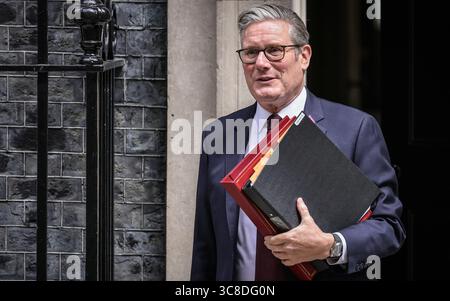 Sir Keir Starmer, primo Ministro del Regno Unito, porta cartelle ministeriali, da vicino, Downing Street, Londra Foto Stock