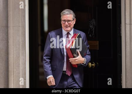 Sir Keir Starmer, primo Ministro del Regno Unito, uscite al 10 di Downing Street a Londra, Inghilterra, Regno Unito Foto Stock