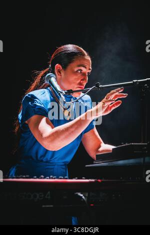 Copenaghen, Danimarca. 2 agosto 2025. La cantante, musicista e cantautrice americana Joan nel ruolo di Police Woman esegue un concerto dal vivo all'Hotel Cecil di Copenhagen. Foto Stock