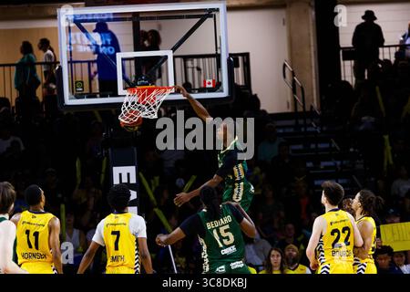 Edmonton, Canada. 3 agosto 2025. (34) Tevian Jones sbatte per 2 punti nell'azione CEBL della stagione regolare all'Edmonton Expo Centre. (Foto di Ron Palmer/SOPA Images/Sipa USA) credito: SIPA USA/Alamy Live News Foto Stock