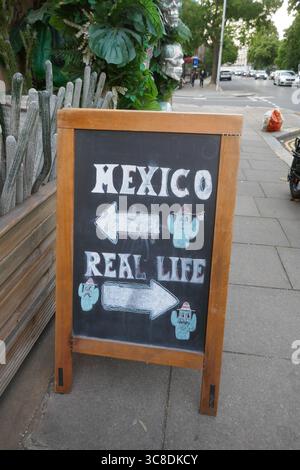 Londra, Inghilterra, Regno Unito 31 maggio 2025 Messico This Way Real Life That Way Sign il 31 maggio 2025 a Londra, Inghilterra, Regno Unito. Foto di Barry King/Alamy Stock Photo Foto Stock