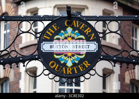 Un cartello su Button Street, situato nello storico quartiere Cavern di Liverpool, Regno Unito. Foto Stock