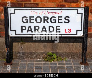Cartello stradale per Georges Parade, situato sul lungomare presso Pier Head a Liverpool, Regno Unito. Foto Stock