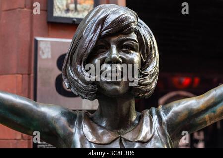 Liverpool, Regno Unito - 19 settembre 2024: Statua della famosa cantante Cilla Black sull'iconica Mathew Street - famosa per essere la casa del Cavern Club mu Foto Stock