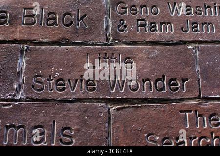 Liverpool, Regno Unito - 19 settembre 2024: Little Stevie Wonder sulla Cavern Wall of Fame in Mathew Street a Liverpool, Regno Unito - commemorazione della famosa arti Foto Stock