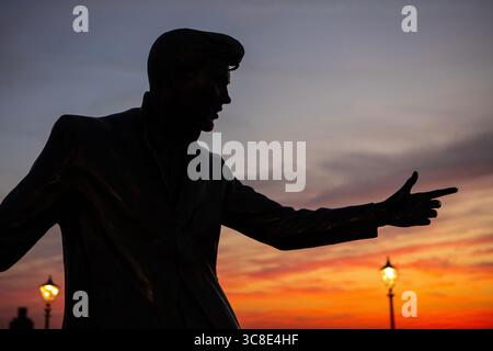 Liverpool, Regno Unito - 19 settembre 2024: Statua della prima stella del Rock and Roll - Billy Fury, situata sul Royal Albert Dock nella città di Liverpool, Foto Stock