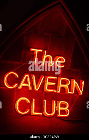 Liverpool, Regno Unito - 19 settembre 2024: Cartello al neon sopra l'ingresso al Cavern Club, in Mathew Street a Liverpool, Regno Unito. I Beatles suonarono molti di loro Foto Stock