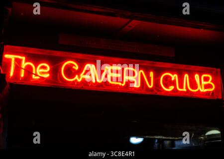 Liverpool, Regno Unito - 19 settembre 2024: Cartello al neon sopra l'ingresso al Cavern Club, in Mathew Street a Liverpool, Regno Unito. I Beatles suonarono molti di loro Foto Stock