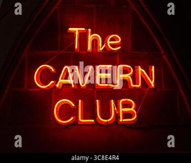 Liverpool, Regno Unito - 19 settembre 2024: Cartello al neon sopra l'ingresso al Cavern Club, in Mathew Street a Liverpool, Regno Unito. I Beatles suonarono molti di loro Foto Stock
