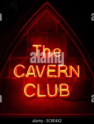 Liverpool, Regno Unito - 19 settembre 2024: Cartello al neon sopra l'ingresso al Cavern Club, in Mathew Street a Liverpool, Regno Unito. I Beatles suonarono molti di loro Foto Stock
