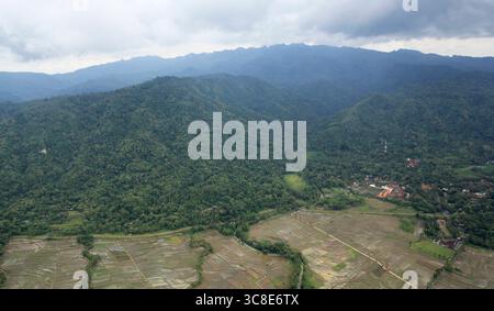 Vista aerea delle verdi scogliere o colline di Menoreh che si estendono dalla parte occidentale di Yogyakarta a Purworejo. Foto Stock