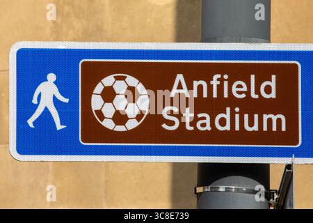 Liverpool, Regno Unito - 20 settembre 2024: Un cartello pedonale per l'Anfield Stadium - lo stadio di casa del Liverpool Football Club. Foto Stock