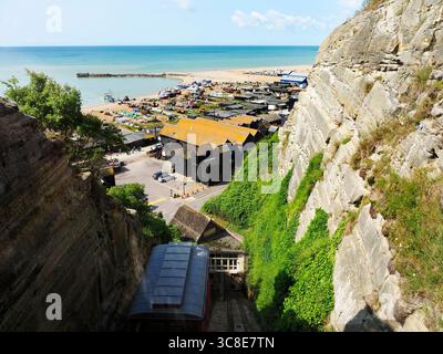 Vista sulla spiaggia di pesca dall'East Hill Lift di Hastings East Sussex, Inghilterra Foto Stock