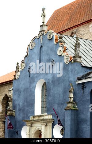 L'insolito ingresso blu alla chiesa di San Nicola (Museo Niguliste) a Tallinn, Estonia Foto Stock