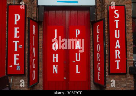 Liverpool, UK - 20 settembre 2024: I nomi dei membri dei Beatles durante l'esistenza della band, all'esterno del Liverpool Beatles Museum Foto Stock