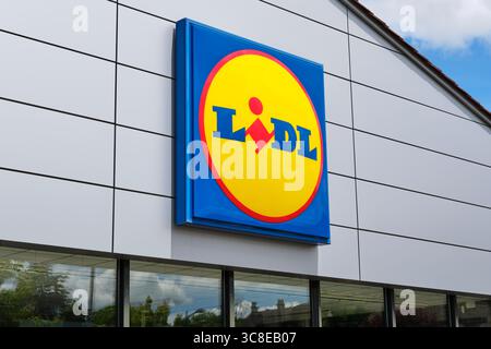 Insegna del negozio Lidl con il logo del marchio nel sud della Francia. Lidl è una catena tedesca di supermercati e negozi di alimentari internazionali Foto Stock