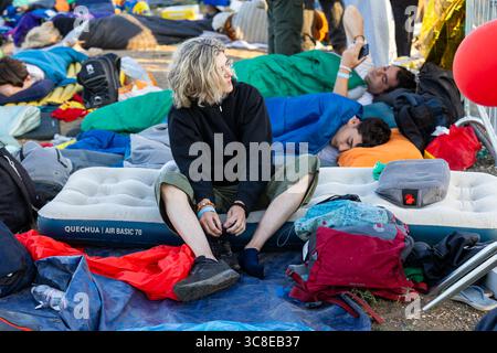 Roma, Italia. 4 agosto 2025. **NO LIBRI** Italia, Roma, Vaticano, 2025/8/3.fedeli che partecipano al Giubileo dei giovani nel quartiere Tor Vergata di Roma, nell'ambito del Giubileo della Gioventù. Papa Leone XIV ha presieduto una messa finale a Roma per oltre un milione di giovani, il culmine di un pellegrinaggio giovanile che ha attirato cattolici da tutto il mondo. Fotografia di CLAUDIO ASQUINI / Catholic Press Photo Credit: Agenzia fotografica indipendente / Alamy Live News Foto Stock