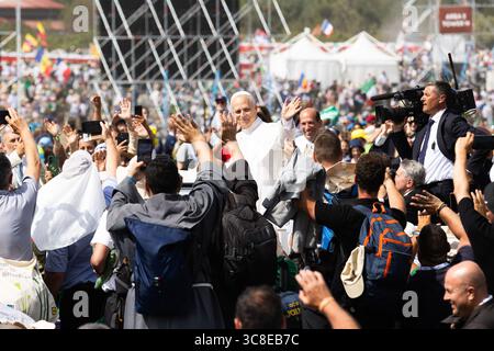 Roma, Italia. 4 agosto 2025. **NO LIBRI** Italia, Roma, Vaticano, 2025/8/3.fedeli che partecipano al Giubileo dei giovani nel quartiere Tor Vergata di Roma, nell'ambito del Giubileo della Gioventù. Papa Leone XIV ha presieduto una messa finale a Roma per oltre un milione di giovani, il culmine di un pellegrinaggio giovanile che ha attirato cattolici da tutto il mondo. Fotografia di CLAUDIO ASQUINI / Catholic Press Photo Credit: Agenzia fotografica indipendente / Alamy Live News Foto Stock