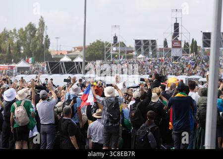 Roma, Italia. 4 agosto 2025. **NO LIBRI** Italia, Roma, Vaticano, 2025/8/3.fedeli che partecipano al Giubileo dei giovani nel quartiere Tor Vergata di Roma, nell'ambito del Giubileo della Gioventù. Papa Leone XIV ha presieduto una messa finale a Roma per oltre un milione di giovani, il culmine di un pellegrinaggio giovanile che ha attirato cattolici da tutto il mondo. Fotografia di CLAUDIO ASQUINI / Catholic Press Photo Credit: Agenzia fotografica indipendente / Alamy Live News Foto Stock