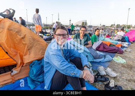Roma, Italia. 4 agosto 2025. **NO LIBRI** Italia, Roma, Vaticano, 2025/8/3.fedeli che partecipano al Giubileo dei giovani nel quartiere Tor Vergata di Roma, nell'ambito del Giubileo della Gioventù. Papa Leone XIV ha presieduto una messa finale a Roma per oltre un milione di giovani, il culmine di un pellegrinaggio giovanile che ha attirato cattolici da tutto il mondo. Fotografia di CLAUDIO ASQUINI / Catholic Press Photo Credit: Agenzia fotografica indipendente / Alamy Live News Foto Stock