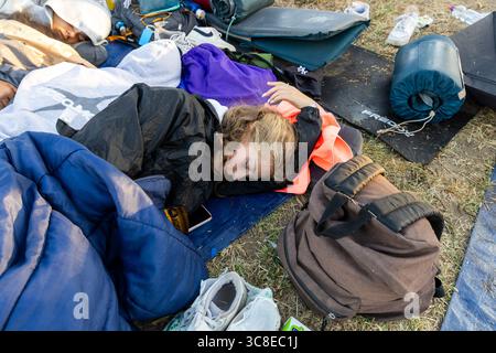 Roma, Italia. 4 agosto 2025. **NO LIBRI** Italia, Roma, Vaticano, 2025/8/3.fedeli che partecipano al Giubileo dei giovani nel quartiere Tor Vergata di Roma, nell'ambito del Giubileo della Gioventù. Papa Leone XIV ha presieduto una messa finale a Roma per oltre un milione di giovani, il culmine di un pellegrinaggio giovanile che ha attirato cattolici da tutto il mondo. Fotografia di CLAUDIO ASQUINI / Catholic Press Photo Credit: Agenzia fotografica indipendente / Alamy Live News Foto Stock