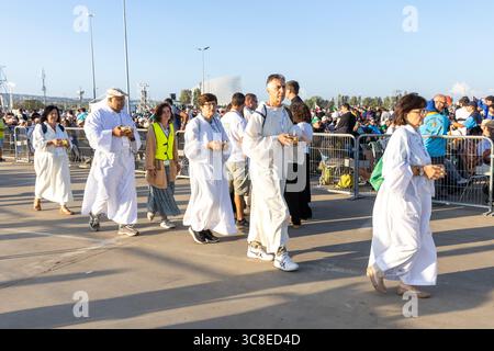 Roma, Italia. 4 agosto 2025. **NO LIBRI** Italia, Roma, Vaticano, 2025/8/3.fedeli che partecipano al Giubileo dei giovani nel quartiere Tor Vergata di Roma, nell'ambito del Giubileo della Gioventù. Papa Leone XIV ha presieduto una messa finale a Roma per oltre un milione di giovani, il culmine di un pellegrinaggio giovanile che ha attirato cattolici da tutto il mondo. Fotografia di CLAUDIO ASQUINI / Catholic Press Photo Credit: Agenzia fotografica indipendente / Alamy Live News Foto Stock