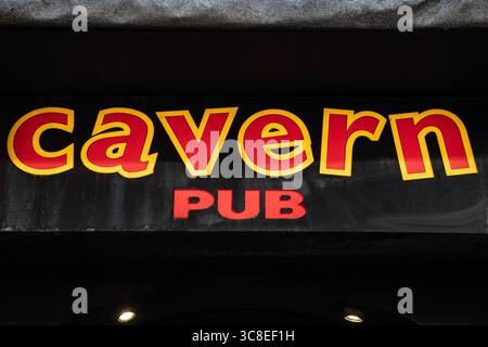 Liverpool, Regno Unito - 19 settembre 2024: Il cartello sopra l'ingresso al Cavern Pub situato in Mathew Street a Liverpool, Regno Unito. Foto Stock