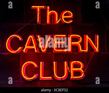 Liverpool, Regno Unito - 19 settembre 2024: Cartello al neon sopra l'ingresso al Cavern Club, in Mathew Street a Liverpool, Regno Unito. I Beatles suonarono molti di loro Foto Stock