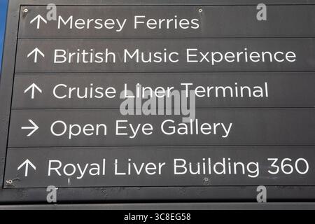 Liverpool, Regno Unito - 19 settembre 2024: Primo piano di un cartello presso Pier Head a Liverpool, Regno Unito, che mostra le indicazioni per varie attrazioni locali. Foto Stock