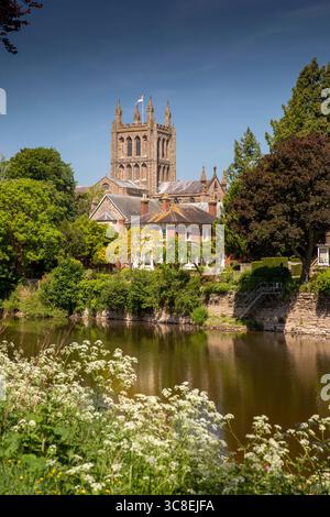 Regno Unito, Herefordshire, Hereford, Cattedrale dall'altra parte del fiume Wye Foto Stock