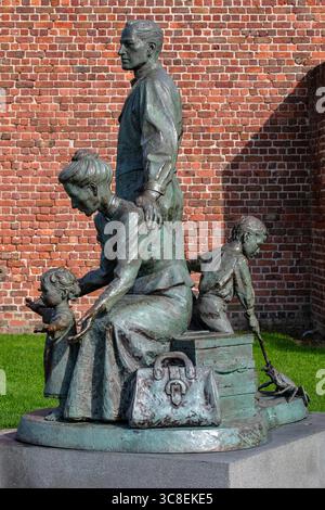 Liverpool, UK - 19 settembre 2024: Una scultura sul Royal Albert Dock di Liverpool, UK, intitolata The Crossing raffigurante una famiglia migrante. Foto Stock