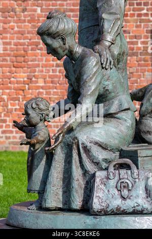 Liverpool, UK - 19 settembre 2024: Dettaglio di una scultura sul Royal Albert Dock di Liverpool, UK, intitolata The Crossing raffigurante una famiglia migrante. Foto Stock