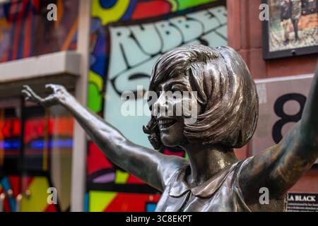 Liverpool, Regno Unito - 19 settembre 2024: Statua della famosa cantante Cilla Black sull'iconica Mathew Street - famosa per essere la casa del Cavern Club mu Foto Stock
