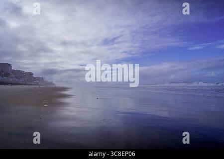 Una tranquilla scena al Playas de Tijuana, una tranquilla spiaggia dell'Oceano Pacifico in Messico, con onde dolci e un cielo nuvoloso. Foto Stock
