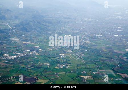 Vista aerea del fiume Volturno che si snoda attraverso la storica città di Capua in Campania in una soleggiata mattina di aprile. Foto Stock