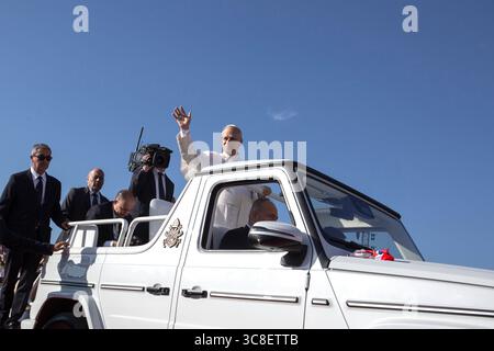 Roma, Italia, 3 agosto 2025. Papa Leone XIV accoglie giovani e pellegrini mentre giunge per celebrare una messa in occasione del Giubileo della Gioventù a Tor Vergata, Roma, Italy​. Maria Grazia Picciarella/Alamy Live News Foto Stock