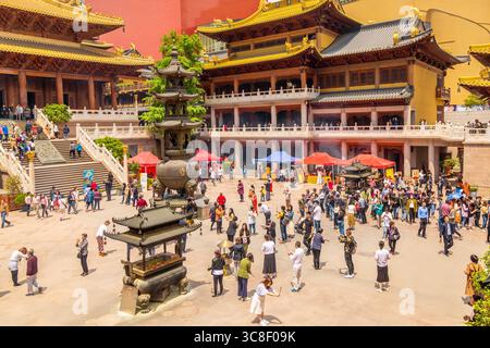 Shanghai, Cina - maggio 2019: Interno del famoso tempio buddista Jing An a Shanghai, Cina. Foto Stock