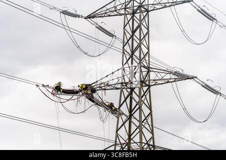 Ingegneri elettrici di Kier che effettuano lavori di manutenzione su linee elettriche aeree / tralicci a Southampton, Hampshire, Inghilterra, Regno Unito Foto Stock