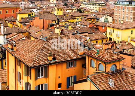 Tetti in terracotta della vecchia Bologna, Italia Foto Stock