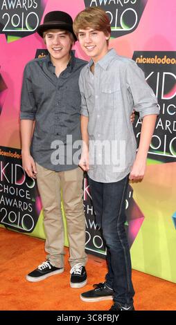 Cole Sprouse e Dylan Sprouse ai Nickelodeon Kids Choice Awards 2010 al Pauley Pavilion di Los Angeles, il 27 marzo 2010 Foto Stock