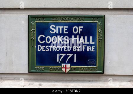 Londra, Regno Unito - 20 agosto 2024: Una targa blu su Aldersgate Street a Londra, Regno Unito, che segna il luogo in cui si trovava Cooks Hall fino a quando non era destr Foto Stock