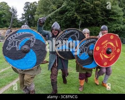 Battaglia anglosassone - gruppo di rievocazione si esibisce al fine settimana anglosassone al Priory Park di Southend Foto Stock