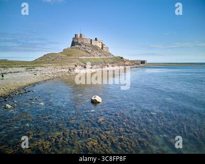 Vista aerea del castello di Lindisfarne sull'isola Santa, Northumberland, Inghilterra. La storica fortezza si trova in cima a una collina rocciosa che si affaccia sul Mare del Nord, a norma Foto Stock