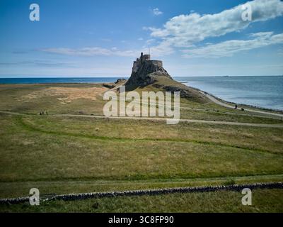 Vista aerea del castello di Lindisfarne sull'isola Santa, Northumberland, Inghilterra. La storica fortezza si trova in cima a una collina rocciosa che si affaccia sul Mare del Nord, a norma Foto Stock