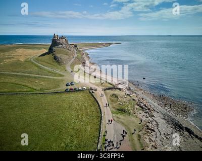 Vista aerea del castello di Lindisfarne sull'isola Santa, Northumberland, Inghilterra. La storica fortezza si trova in cima a una collina rocciosa che si affaccia sul Mare del Nord, a norma Foto Stock