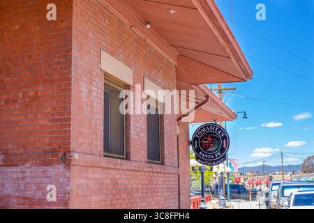 Santa Fe, NEW MEXICO, USA - 17 maggio 2025: Vista ad angolo del ristorante Tomasita's nel Railyard District Foto Stock